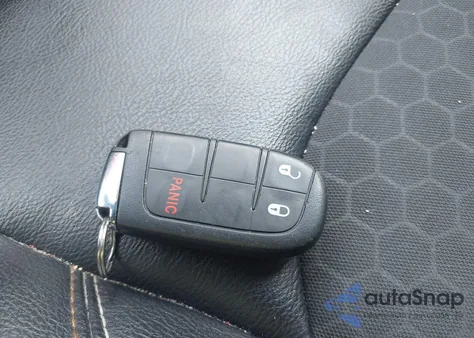 2019 Jeep Compass Latitude 4X4 z USA, uszkodzony, nr VIN 3C4NJDBB8KT834306